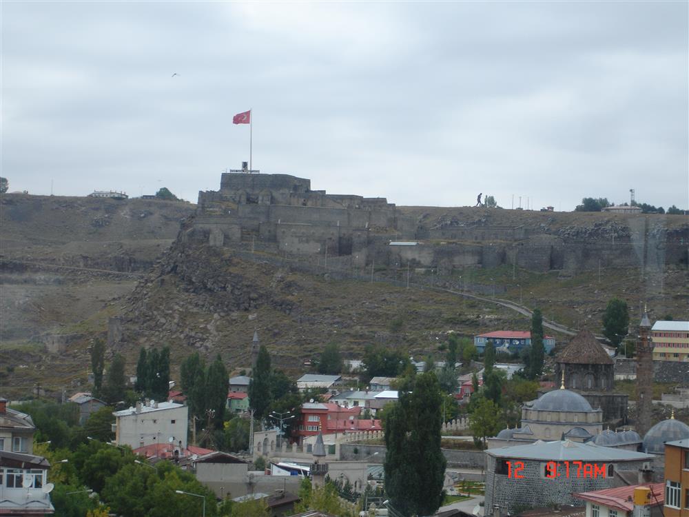 Карс фото. Крепость карс Турция. Карс город в Армении. Турция карс сейчас. Современный город карс в Турции.